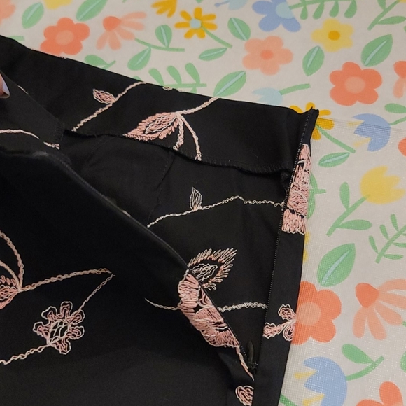 ⚡SALE⚡ Gorgeous Cropped Pants - Picture 4 of 8